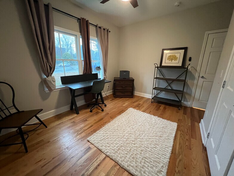 Building Photo - Room in House on Holland Ct