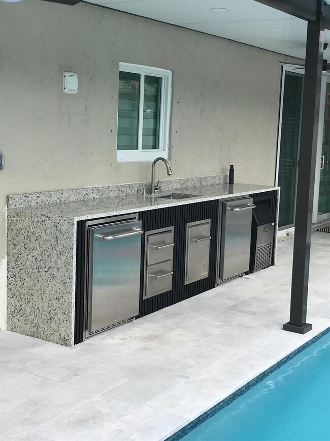 Building Photo - 10640 SW 20th Ct