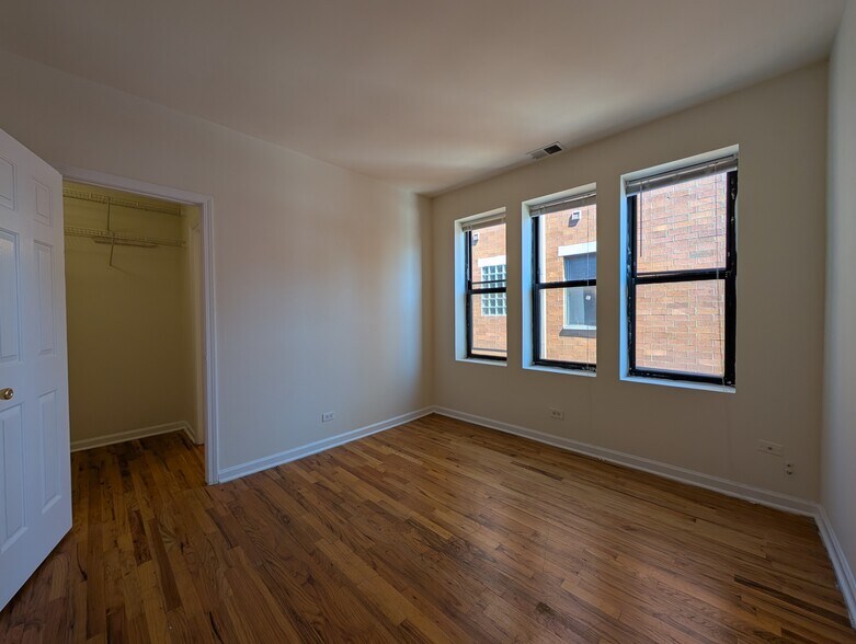 Building Photo - 912 W Dakin St