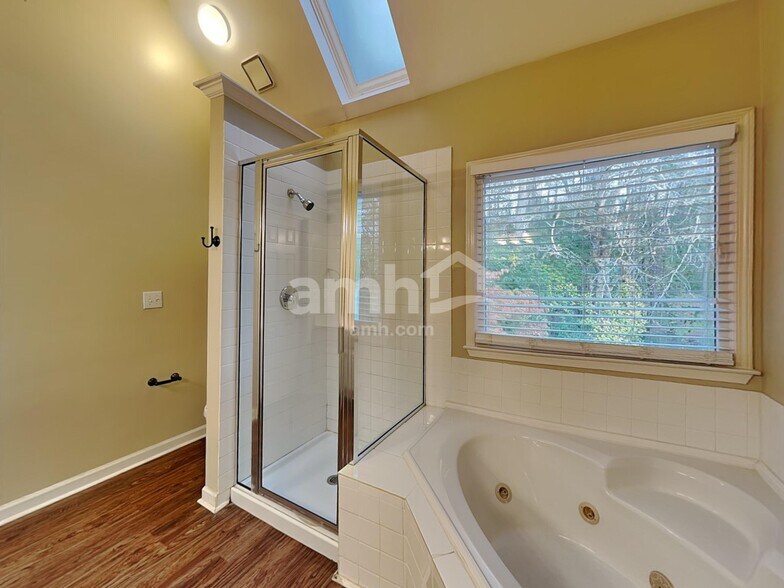 Building Photo - 1302 Hadaway Trail NE