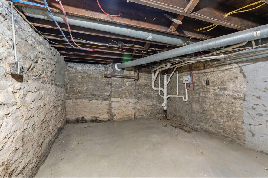 Building Photo - 466 N Garfield Ave