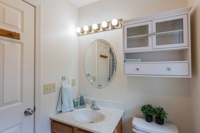 Building Photo - Updated Townhouse with Deck, Basement, New...