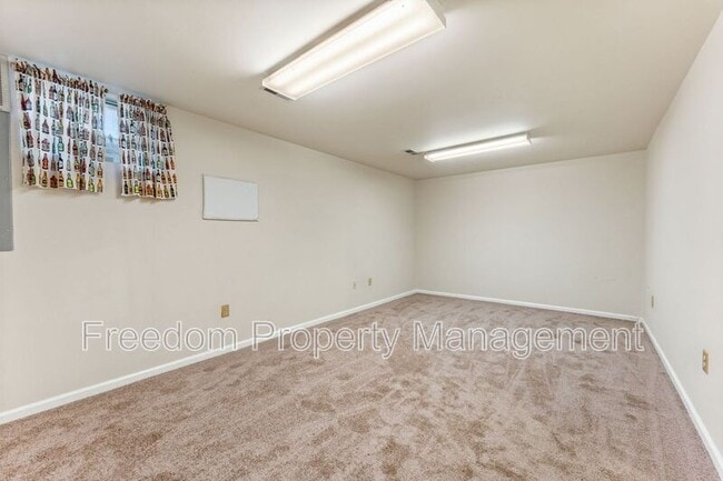 Building Photo - 726 Pine Tree Ct