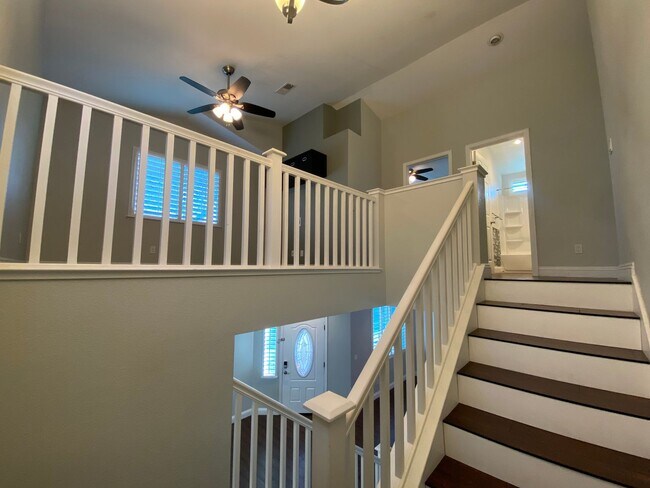 Building Photo - Beautiful & Spacious Home with Modern Touches