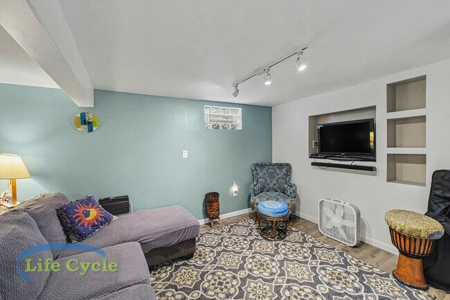 Building Photo - 2052 Collingwood Ave SW