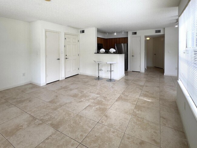 Building Photo - 1000 Crystal Way