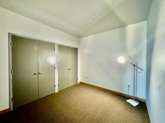 Building Photo - 1 bedroom, 1 bathroom Condo with City View!