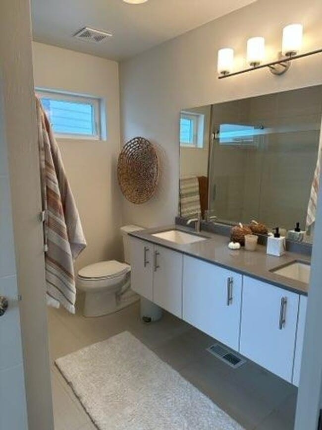 Building Photo - West End Three Bedroom with Modern Finishes