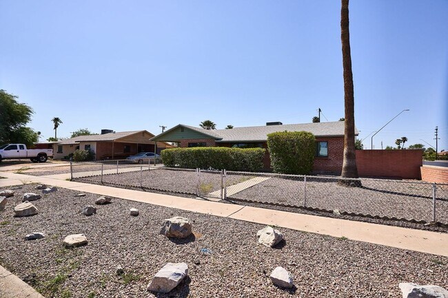 Building Photo - Eastside (Broadway and Wilmot) 3 bedroom, ...