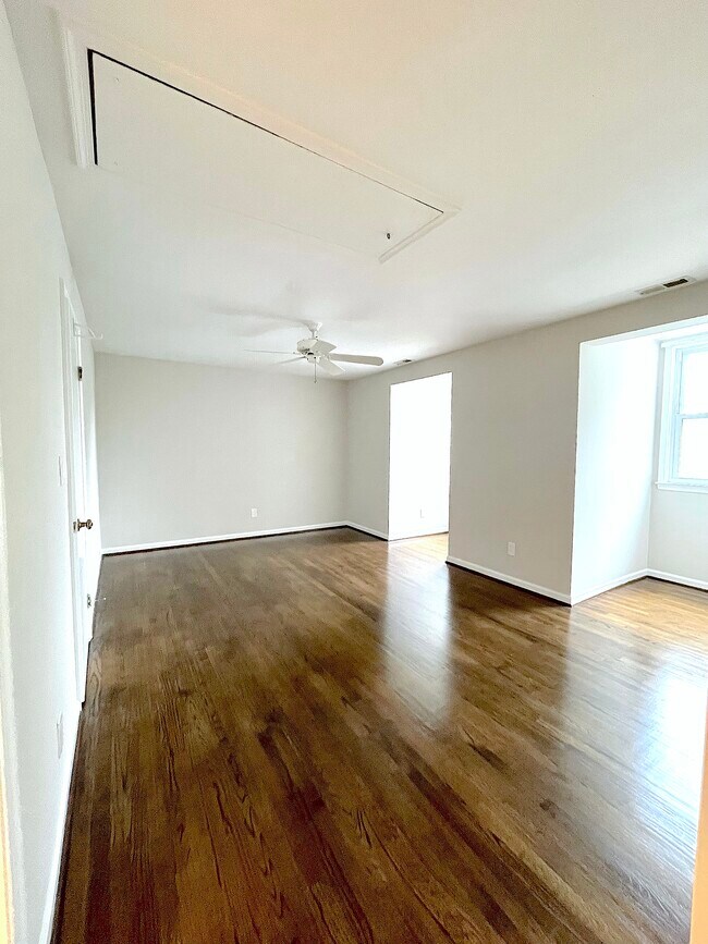 Building Photo - 5 Spring House Rd