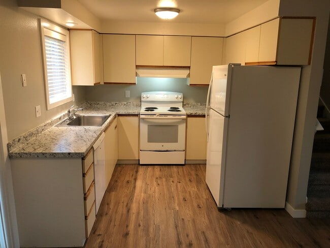 Building Photo - Completely updated 3 bedroom 1 bath duplex!