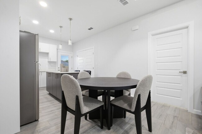 Building Photo - 1600 Clinton St