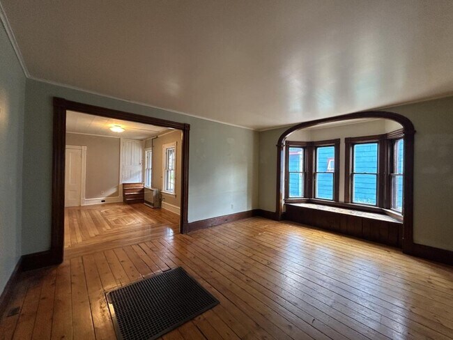 Building Photo - 14 Crombie St