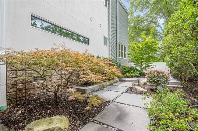 Building Photo - 2269 Briarwood Hills Dr NE