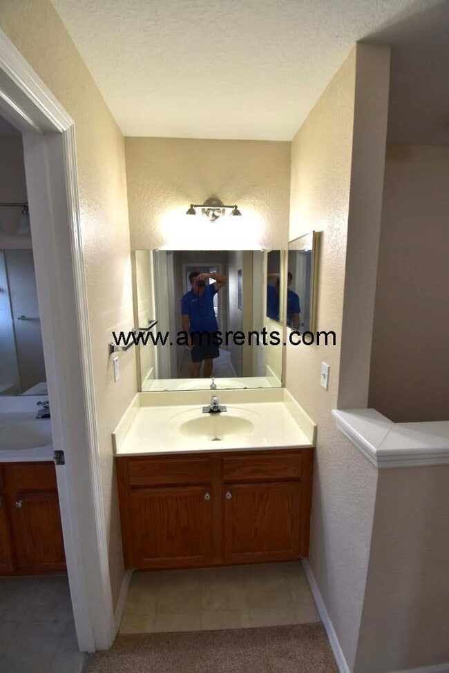 Building Photo - 4 bedroom and 3 bathroom Townhouse