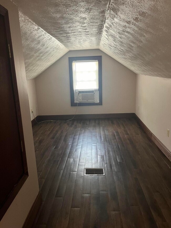 Building Photo - 706 Golfview Dr