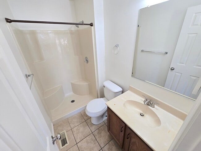 Building Photo - STUNNING TWO STORY 3 BEDROOM/ 2.5 BATH TOW...