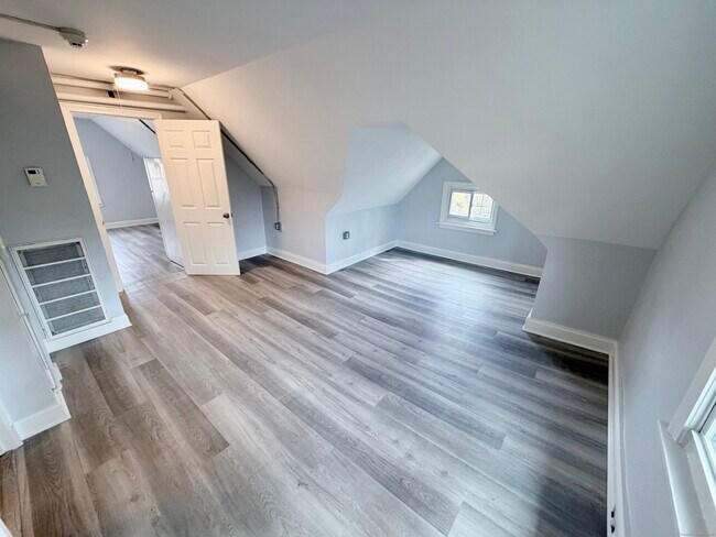 Building Photo - 35 Hillside Ave