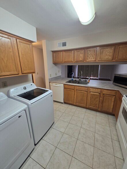 Building Photo - 5202 Sunridge Palms Dr