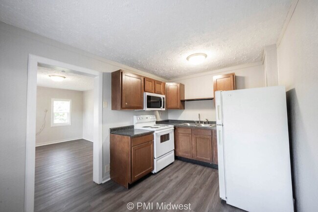 Building Photo - "Cozy 1-Bedroom Haven in Greenfield – Perf...