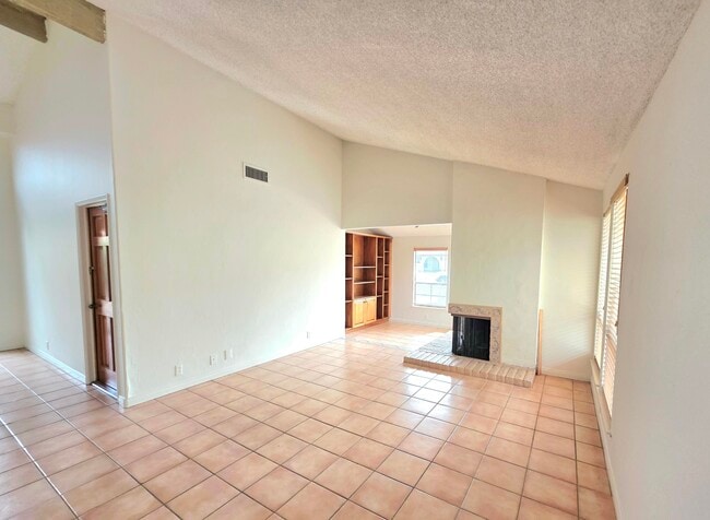 Building Photo - 40329 Sagewood Dr