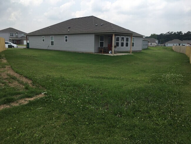 Building Photo - Large 4 Bedroom Home w/3 car Garage and Hu...