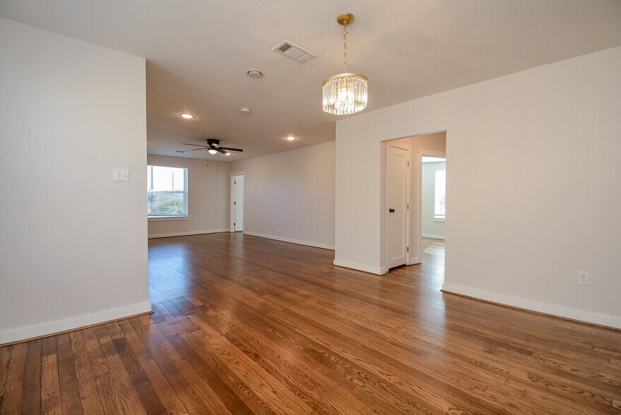 Hallway off living area leads to bedrooms 2 and 3 - 2916 Arbor St