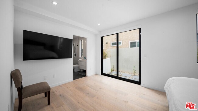 Building Photo - 2435 Penmar Ave