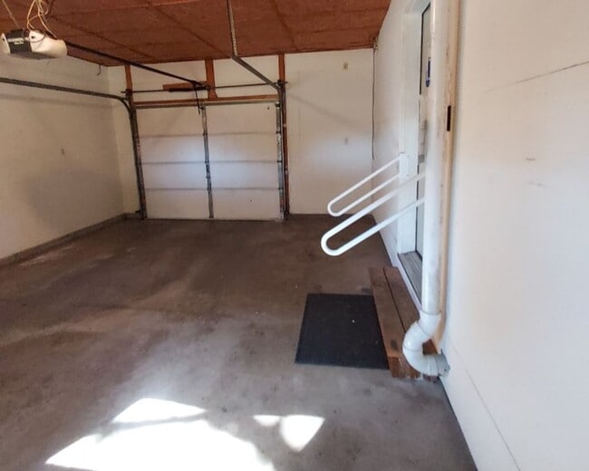 Building Photo - Great Single Family Home in North Hudson