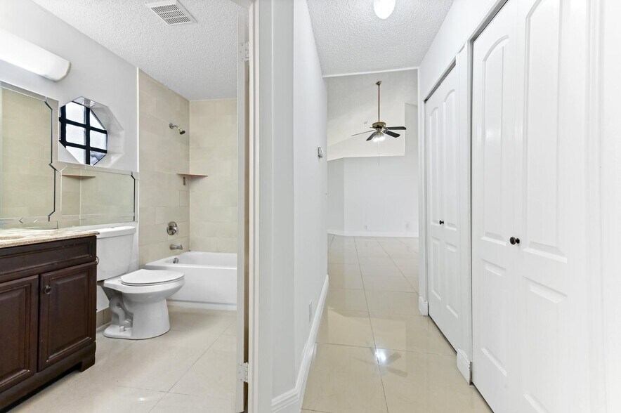Building Photo - 5421 Helene Cir