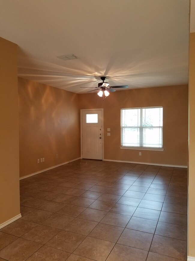 Building Photo - Lindale-Charming 2 Bedroom, 2 Bath House w/Garage!