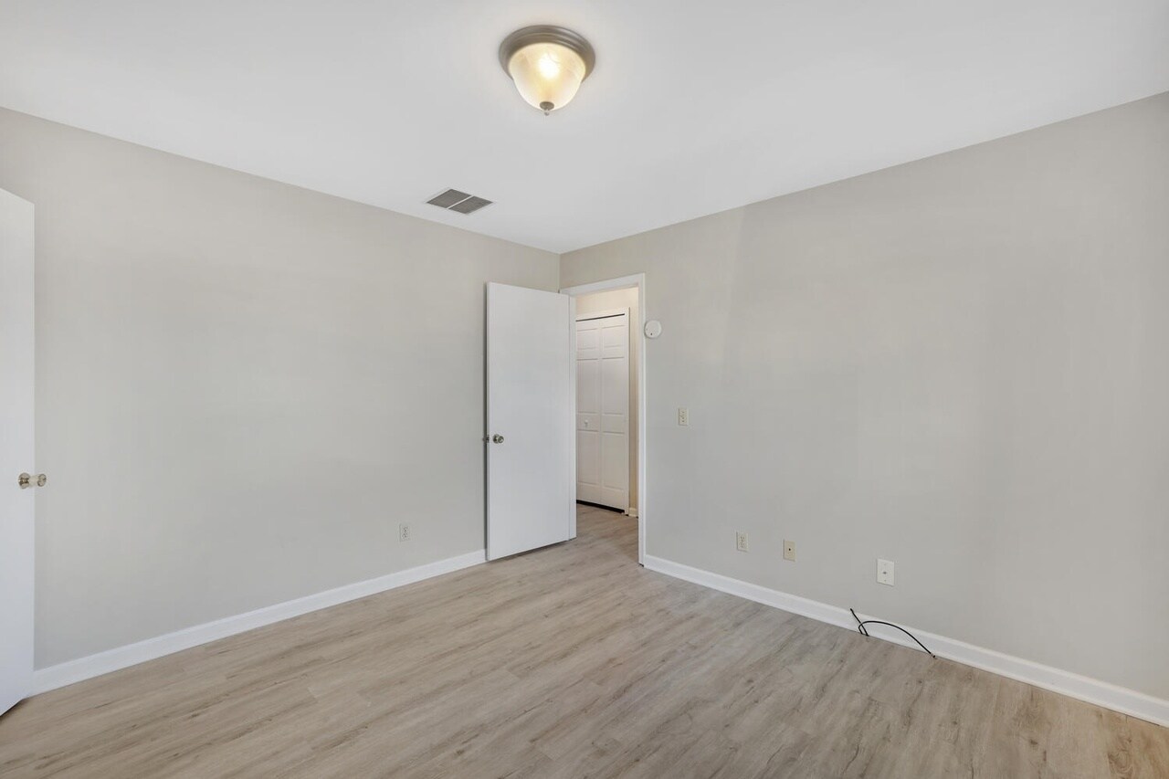 Building Photo - 1115 Laura Dr