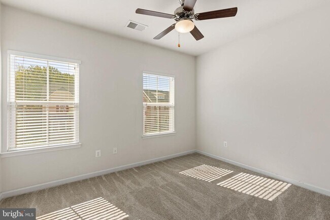 Building Photo - 537 Willow Bend Dr