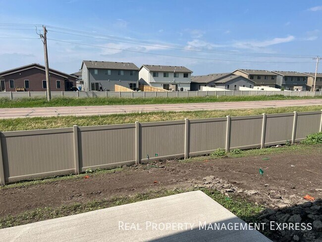 Building Photo - 3 Bedroom 1.5 Bathroom Townhome