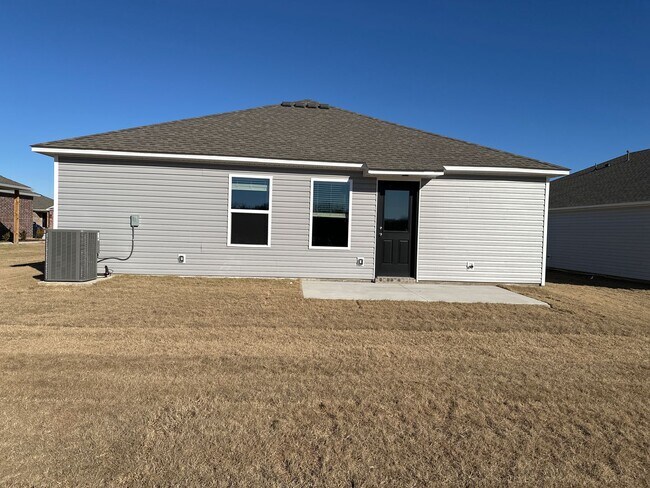 Building Photo - *Pre-leasing* NEWER Three Bedroom | Two Ba...