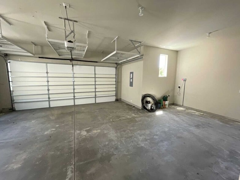 Building Photo - 6845 E Warm Springs Ave