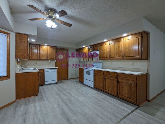 Building Photo - 3 Bedroom Home Ready for Move In!