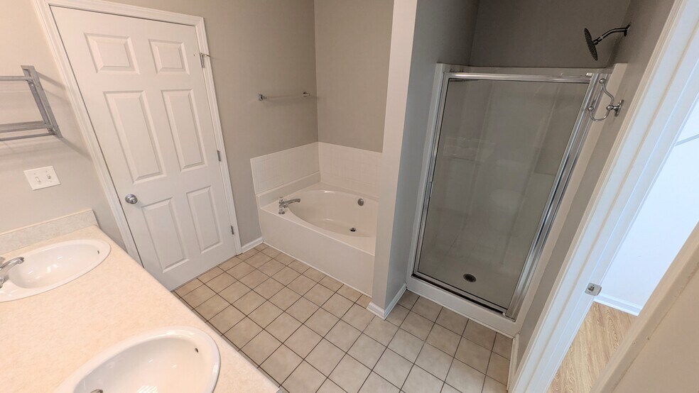 Bedroom 1 Ensuite bath with dual sinks - 3381 Weston St