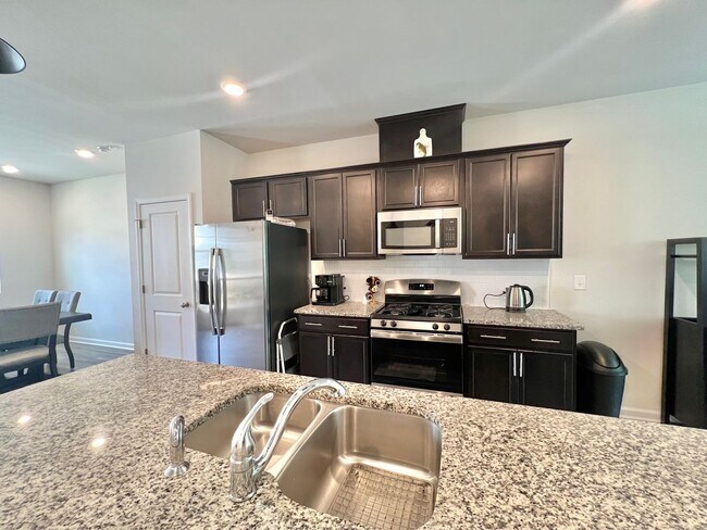Building Photo - Stunning 3BD, 2.5BA Raleigh Townhome with ...