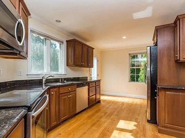 Building Photo - 37 Hiawatha Ave