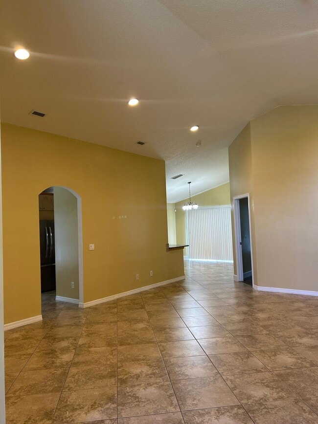 Building Photo - 674 SE Thornhill Dr