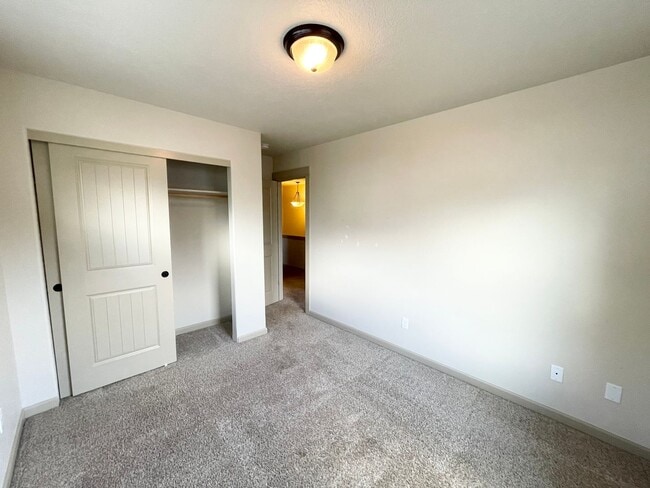 Building Photo - 4 Bedroom Home near Orenco Station!!