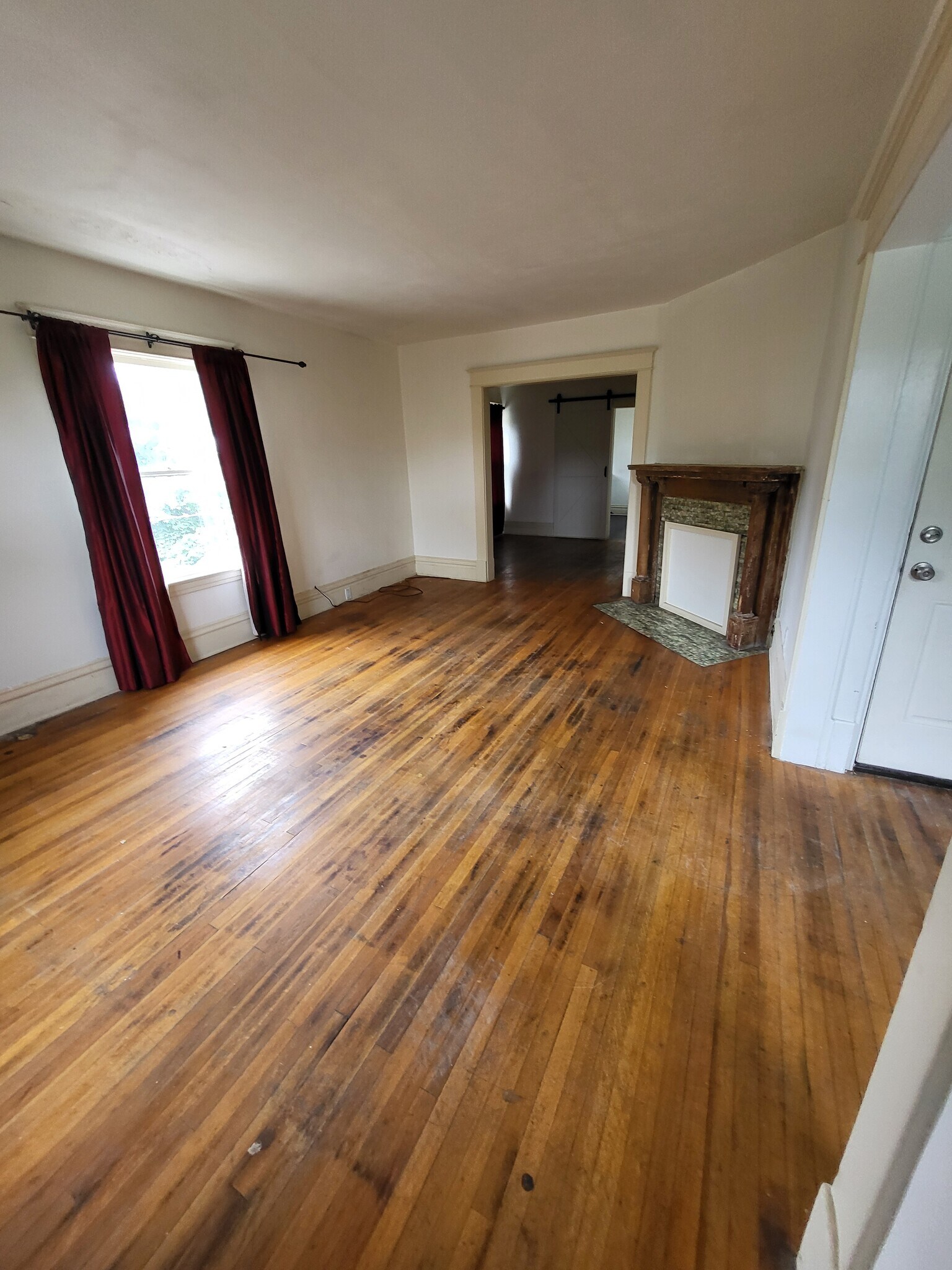 living room facing south - 429 W Cedar St