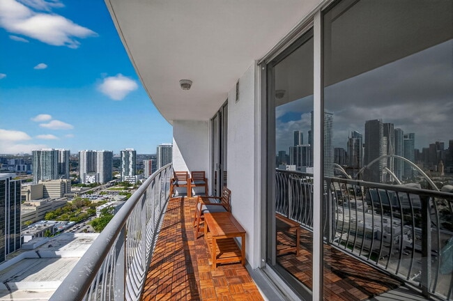 Building Photo - 1750 N Bayshore Dr