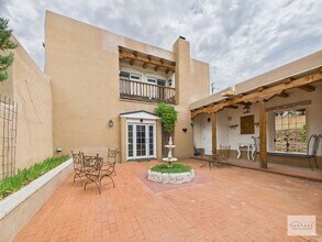 Building Photo - Downtown Fully Furnished Home Available Now!