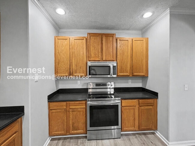 Building Photo - 4 Bed, 2 Bath Home with Garage / Pet-Friendly / Available Now!