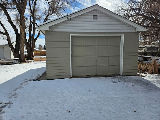 Building Photo - Adorable Light and Bright Refinished 2 Bed...