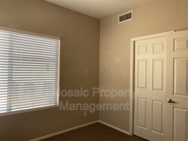 Building Photo - 4923 E Hazel Dr
