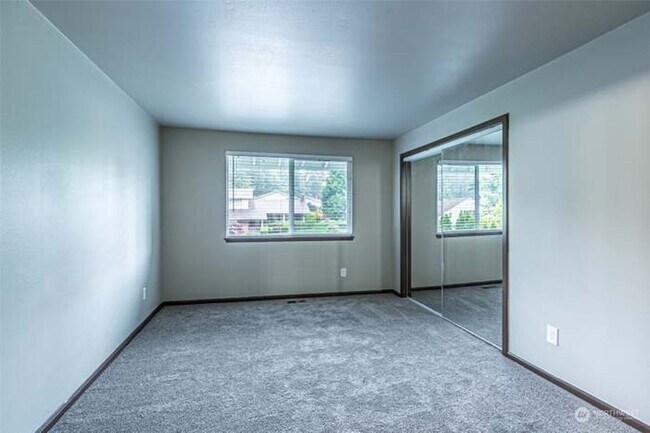 Building Photo - Immaculate & HUGE 5-Bedroom Home in Desira...