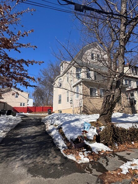 Building Photo - 115 Mead St